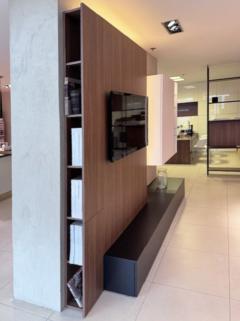 Boční policový systém